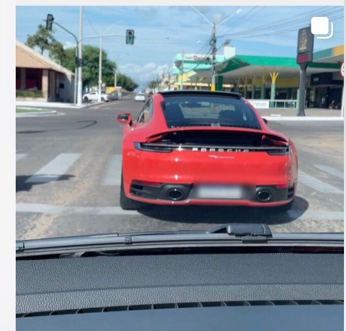 O Porsche vermelho do milionário ambulante que vende celular em Parnaíba