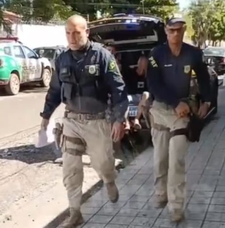 O truculento é um desses dois “guardas” que ainda questionaram o que fazia ali o repórter