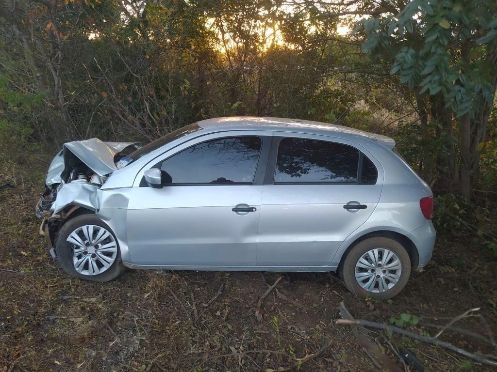 Os dois carros ficaram bastante destruídos