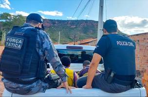 Os dois homens foram presos em flagrante (Foto: Reprodução)