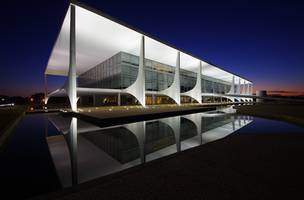 Palácio do Planalto à noite. (Foto: Foto site Wikipédia)