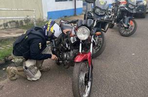 PRF aborda condutor com motocicleta roubada há mais de 12 anos (Foto: PRF/Divulgação)