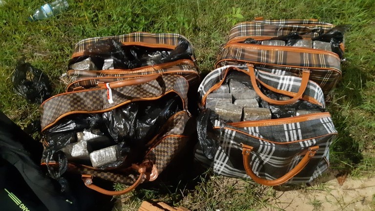 PRF apreende 60 tabletes de maconha em malas dentro de ônib
