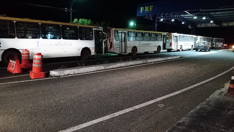 PRF apreende cinco ônibus de empresa procurada pela justiça