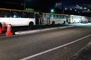 PRF apreende cinco ônibus de empresa procurada pela justiça (Foto: PRF/Divulgação)