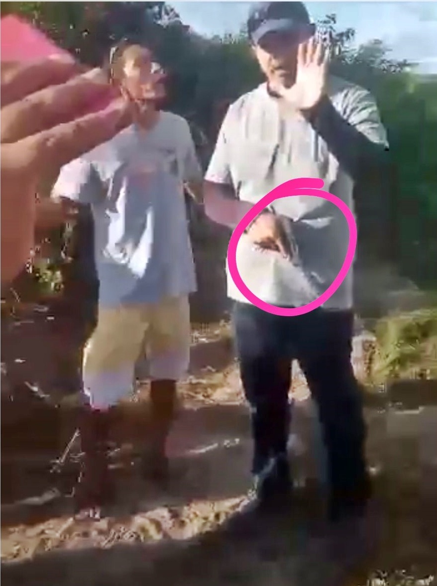 Quem é esse sujeito com arma em punho entre moradores em BG? É  Policial? Você o conhece?