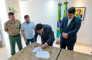 Rafael Fonteles assina promoções na PM-PI (Foto: Ccom)