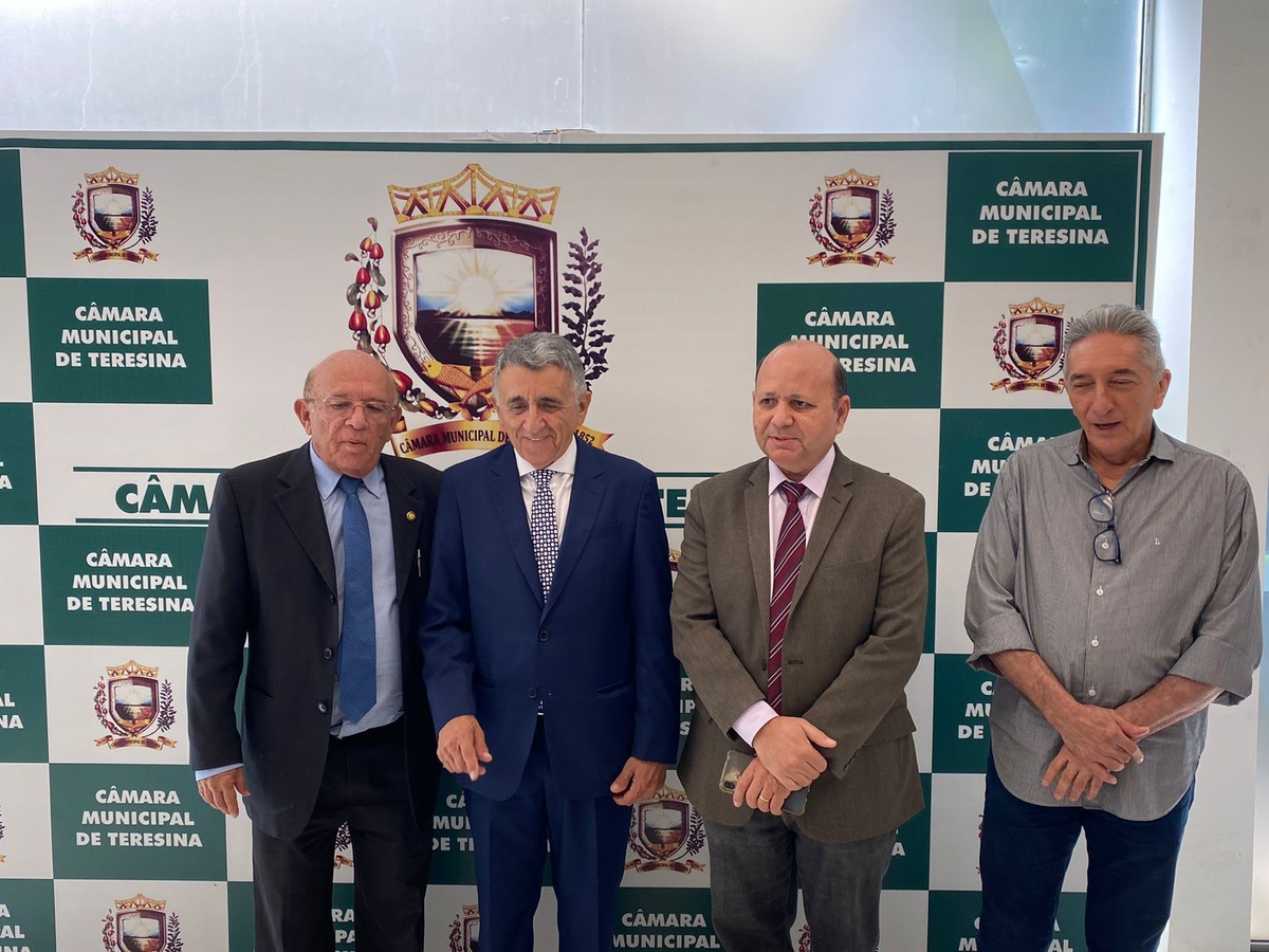 Romildo Mafra, ao lado de Edson Melo, autor do projeto de cidadania e do velho amigo o jornalista Paulo Fontenele - na Câmara