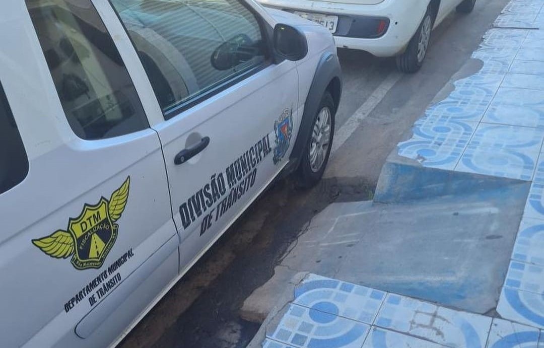 Veículo da Divisão Municipal de Trânsito estacionado em frente a rampa de acessibilidade