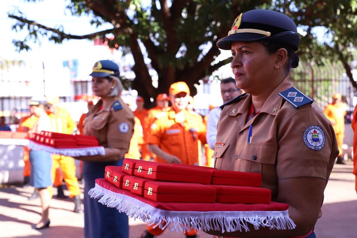A cerimônia homenageou 80 personalidades civis e militares