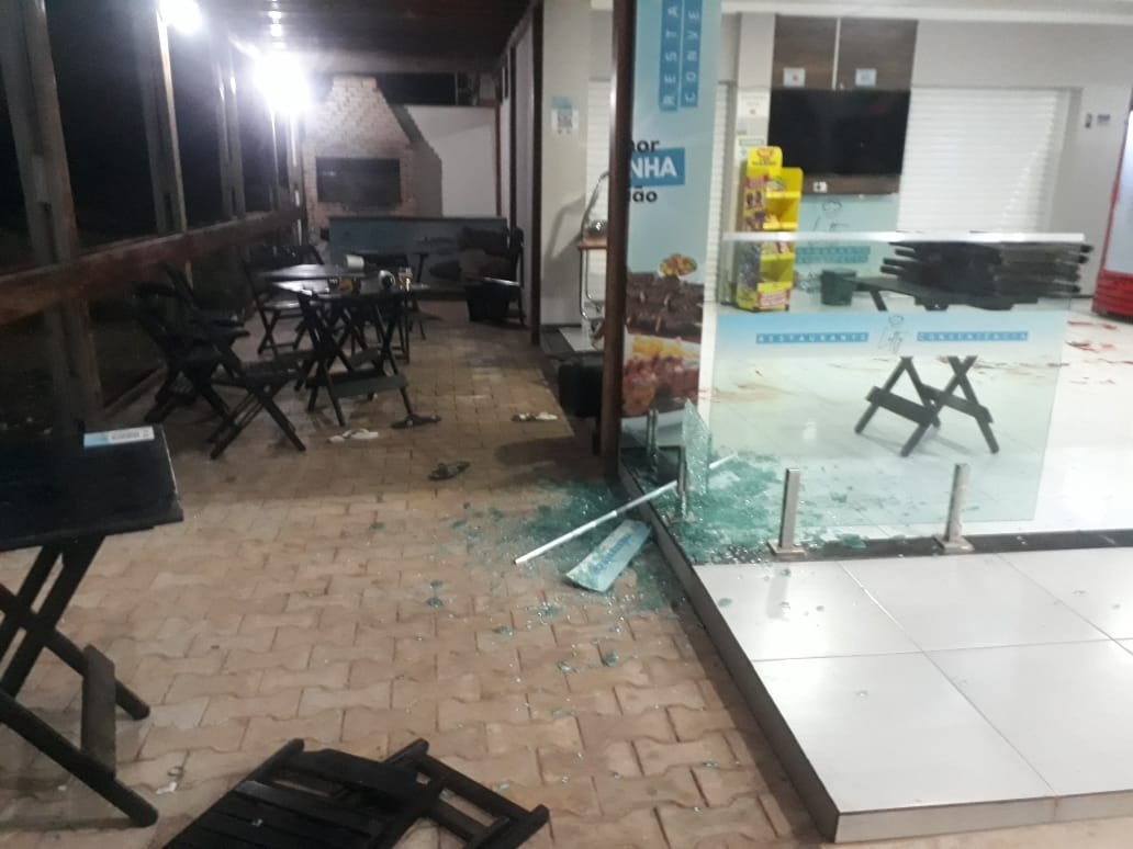 A conveniência destruída depois do ataque a tiros