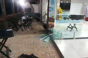 A conveniência destruída depois do ataque a tiros (Foto: Reprodução)