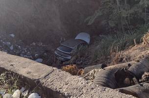A cratera onde o carro caiu tem cerca de 2,5m deprofundidade (Foto: Reprodução)