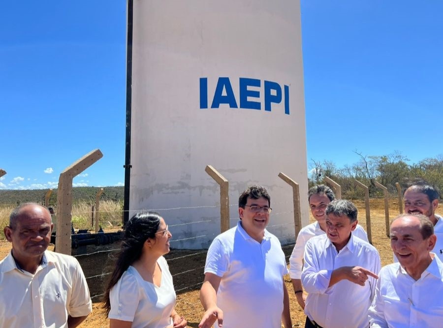 Aqui, em Jurema, o ministro participando de inauguração de caixa d’água. Como o leitor denunciou, em plena quinta-feira