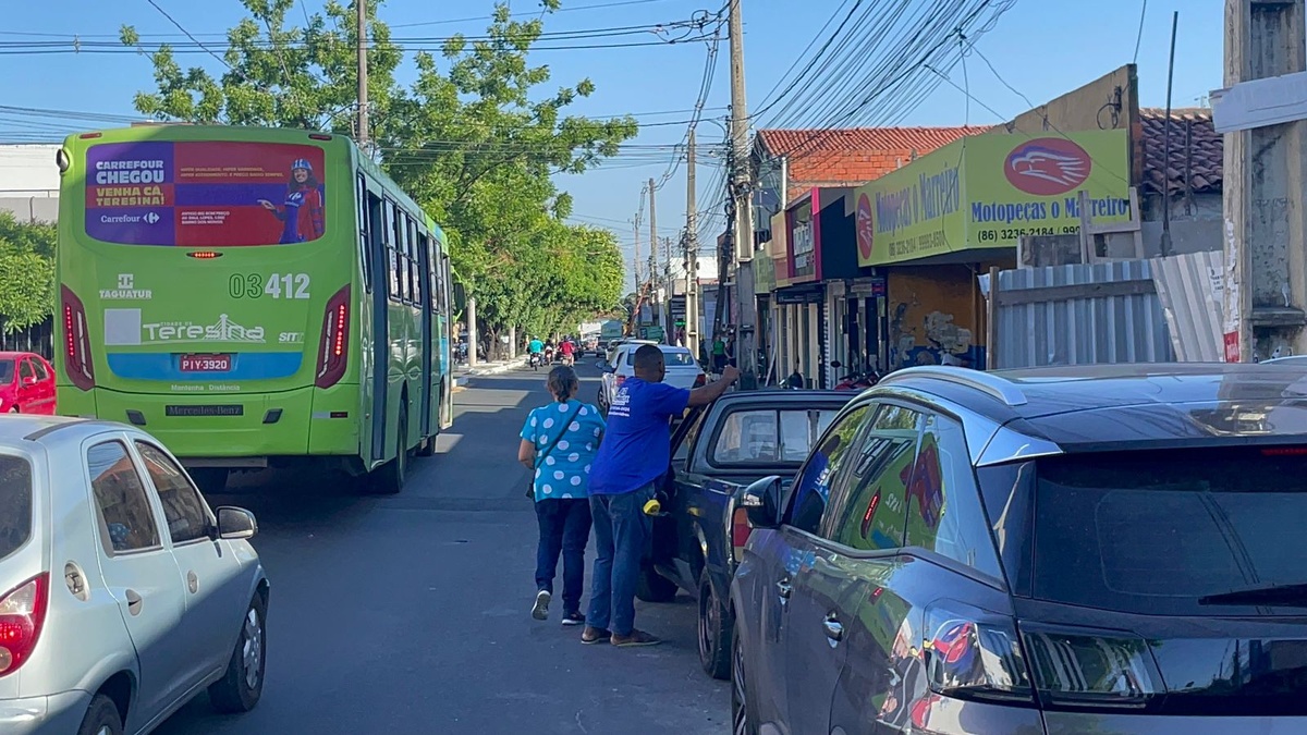 As calçadas ficam totalmente obstruídas e obrigam pedestres a desviar pela rua
