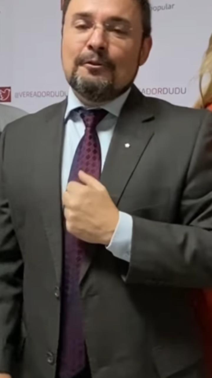 Atente para o laço da gravata na gola da camisa. Ufa, ele não está sufocado, não!