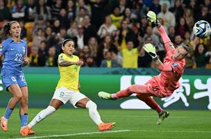 Brasil chegou a empatar o jogo com o gol de Debinha (Foto: GE)
