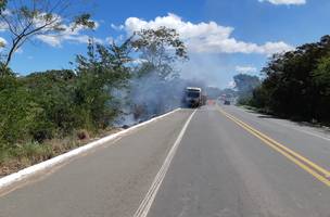 Carreta em chamas (Foto: PRF-PI)