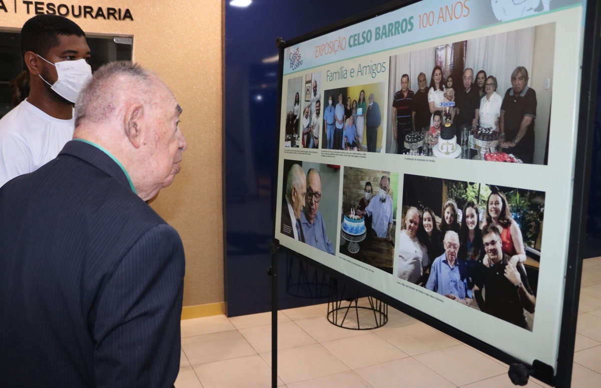 Celso Barros na exposição sobre os seus 100 anos de vida