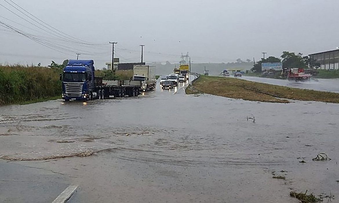 Chuva atrapalha transito