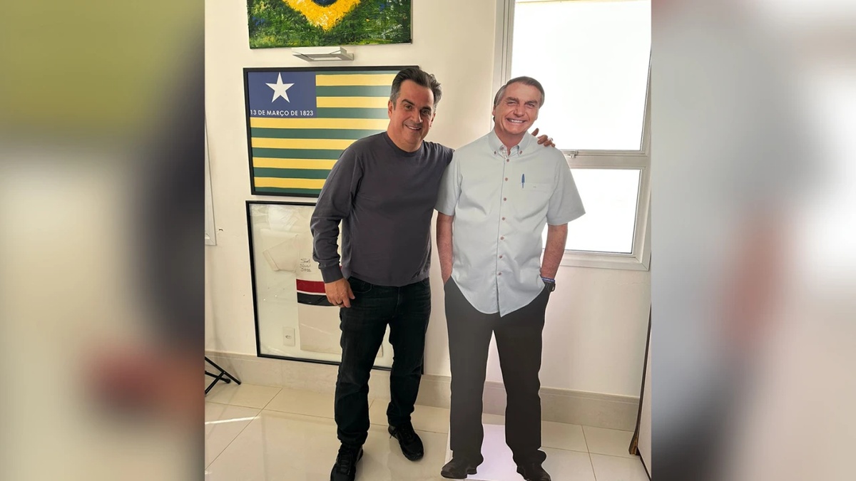 Ciro Nogueira tem em seu escritório um 'totem' em tamanho real de Bolsonaro