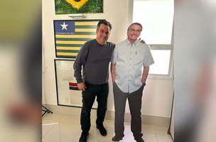 Ciro Nogueira tem em seu escritório um 'totem' em tamanho real de Bolsonaro (Foto: Reprodução/ Veja)