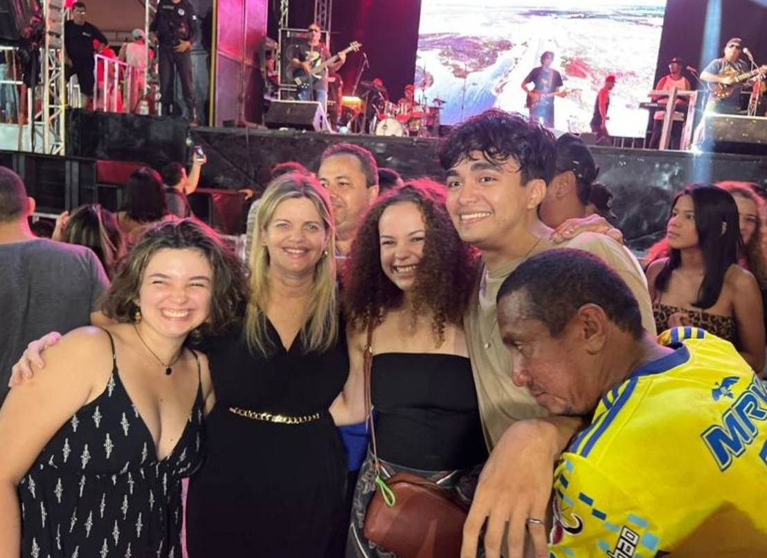 Deputada Gracinha e amigos no show da Tribo de Jah, pago pela prefeitura