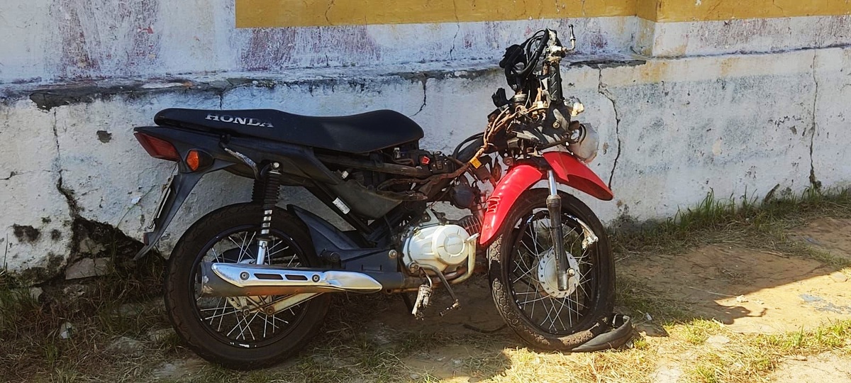 Estado em que ficou a moto depois de ser arrastada pelo carro