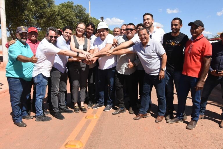 Governador inaugura asfalto em Corrente