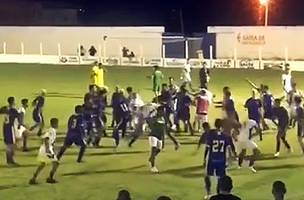 Houve confusão generalizada em campo (Foto: Reprodução)