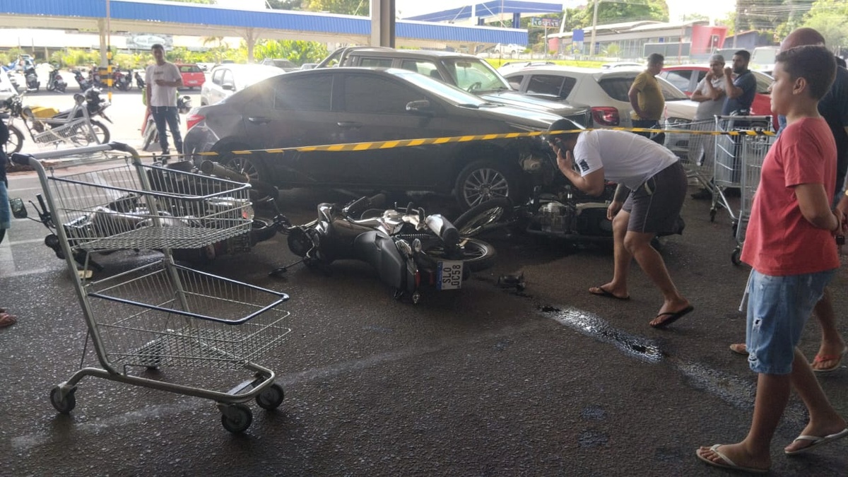 Idoso passal e causa colisão entre veículos em supermercado da zona Leste de Teresina