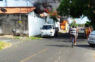 Incêndio em estofaria no Parque Itararé (Foto: Reprodução)