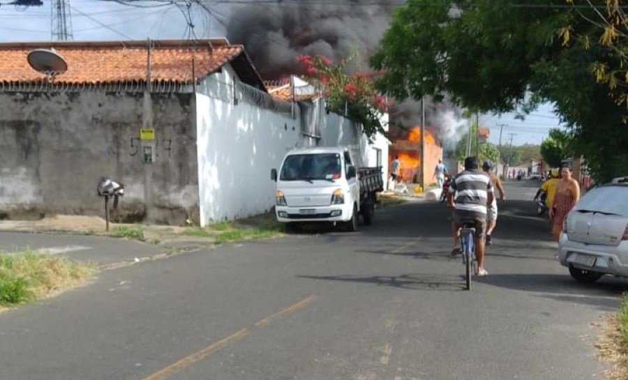 Incêndio em estofaria no Parque Itararé