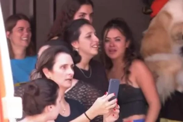 Maísa aparece chorando ao sair do apartamento