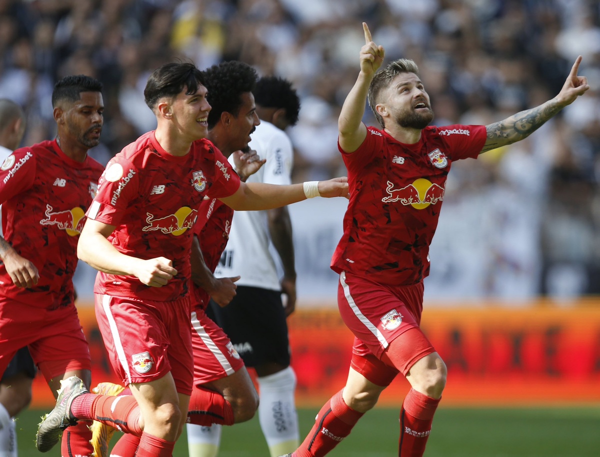 Corinthians bate o Bragantino novamente e conquista a Copa