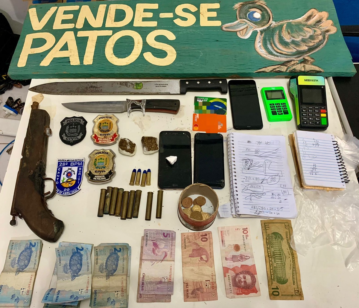 Materiais apreendidos durante a abordagem da polícia