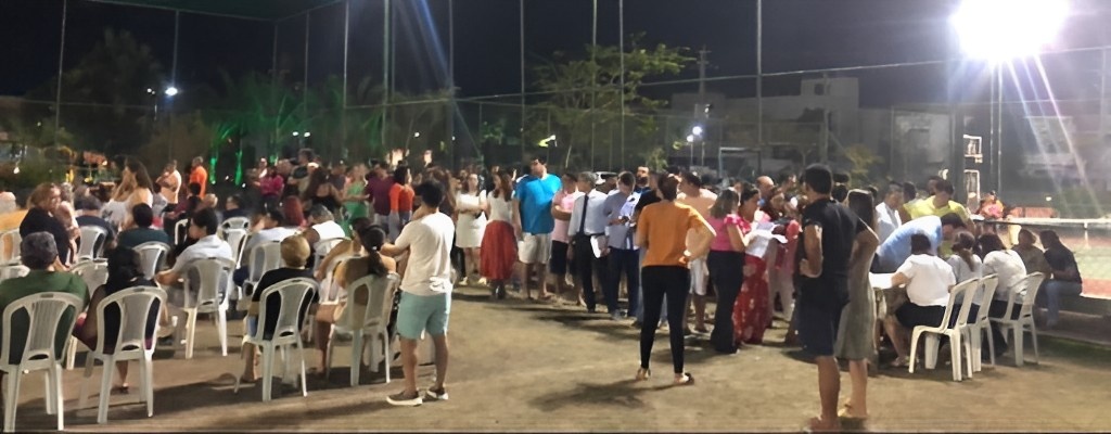 Moradores do condomínio Terras Alphaville em Teresina numa assembleia a céu aberto