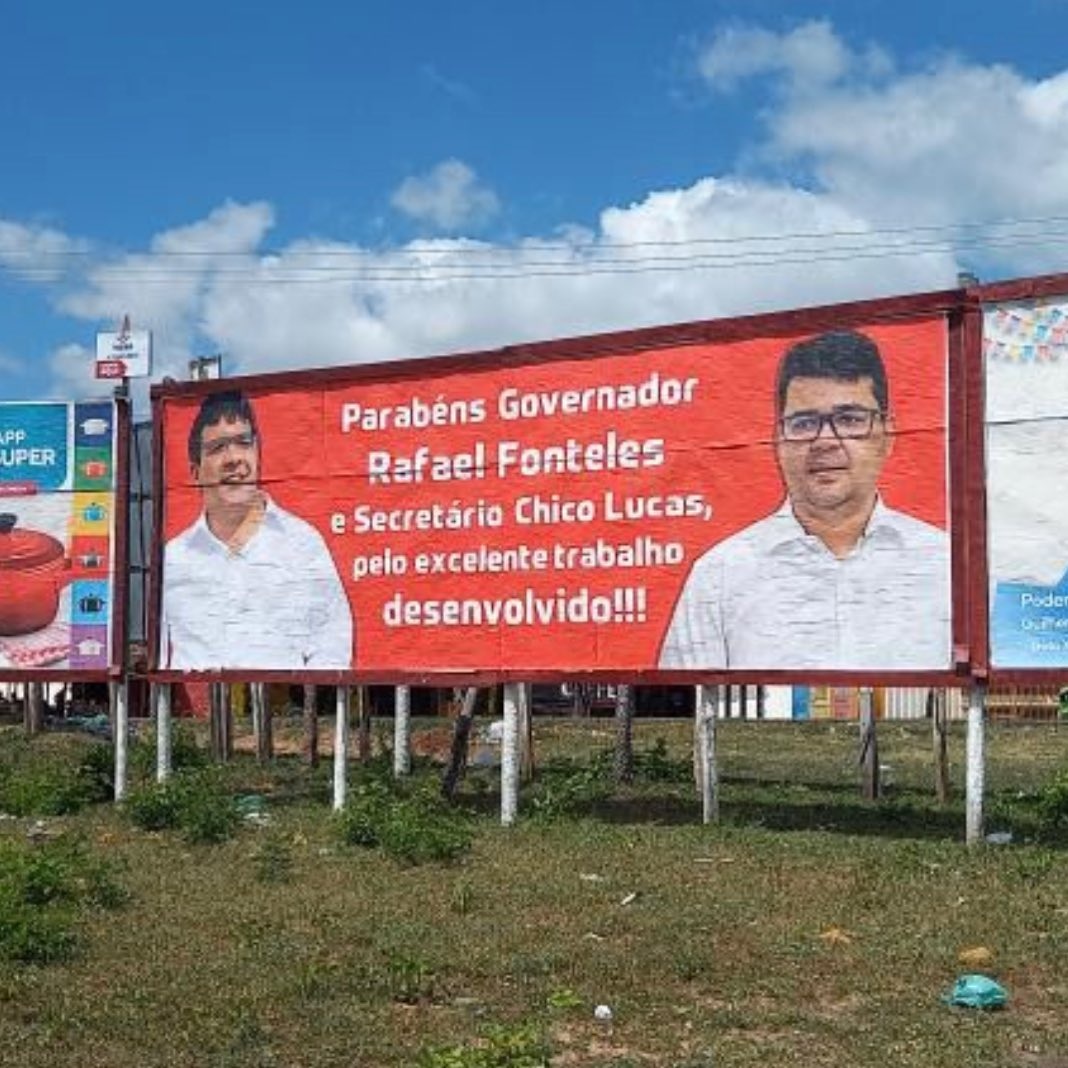 Nesse outdoor um anônimo, que se envergonha de mostrar o que faz, homenageia Rafael e Chico sem dizer por qual trabalho