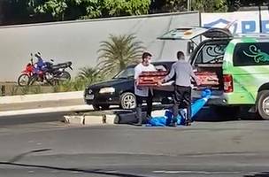 O cadáver ficou caído em via pública enquanto os funcionários arrumavam o caixão (Foto: Reprodução)
