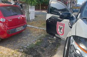 O carro foi abandonado no estacionamento do Hospital Buenos Aires (Foto: Reprodução)