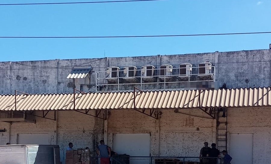 O corpo ficou no teto do local por várias horas até os funcionários o encontrarem