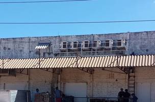 O corpo ficou no teto do local por várias horas até os funcionários o encontrarem (Foto: Reprodução)