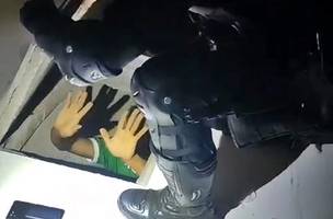 O homem estava escondido embaixo de um piso falso (Foto: Reprodução)