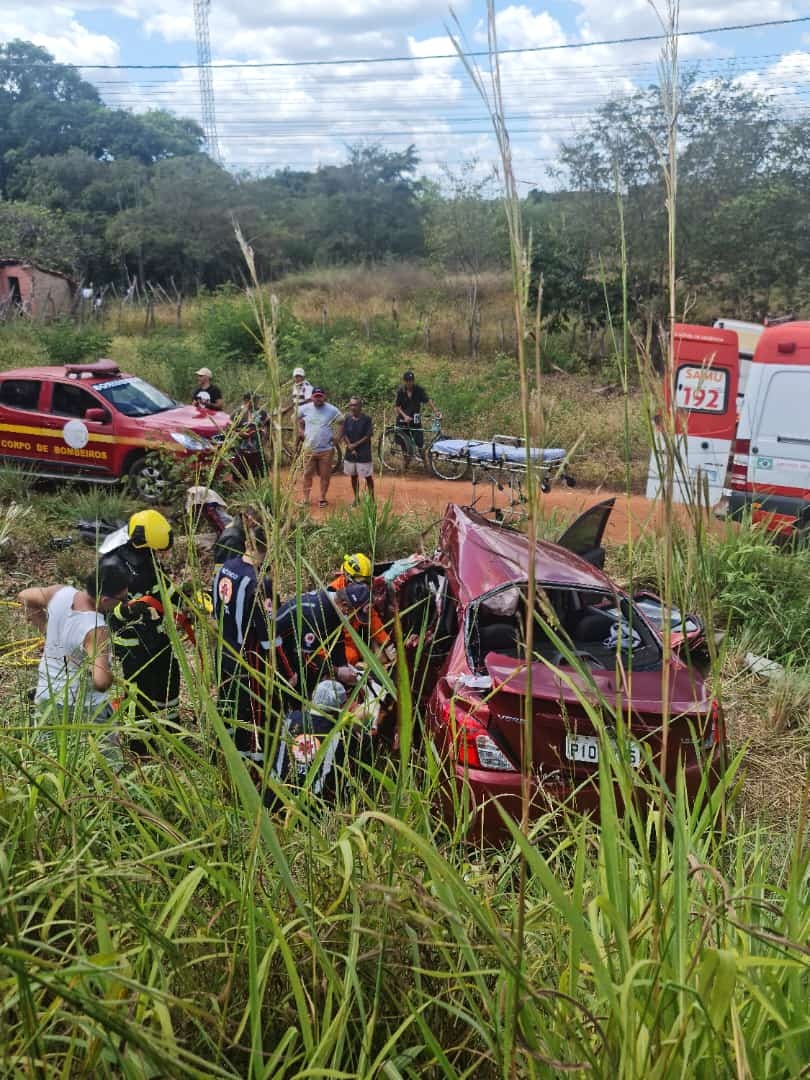 O motorista ficou preso às ferragens do veículo