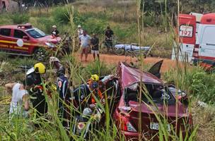 O motorista ficou preso às ferragens do veículo (Foto: Reprodução)