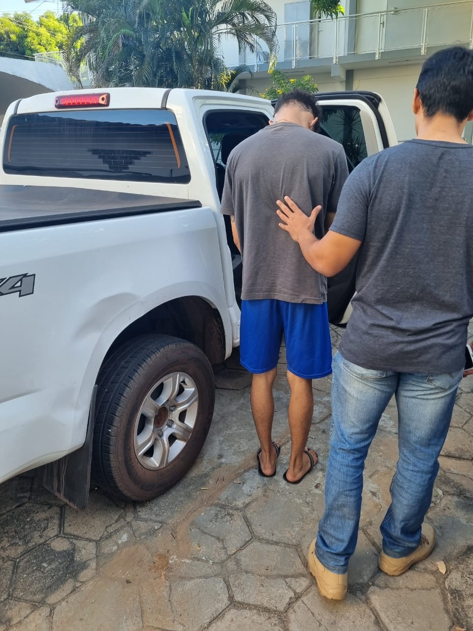 O rapaz praticava os crimes junto com outro comparsa, que também já foi detido
