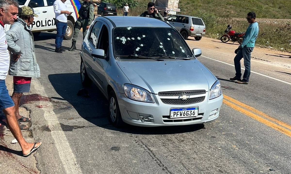 O veículo ficou crivado de balas