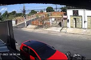 Os bandidos desistiram de levar o automóvel (Foto: Reprodução)