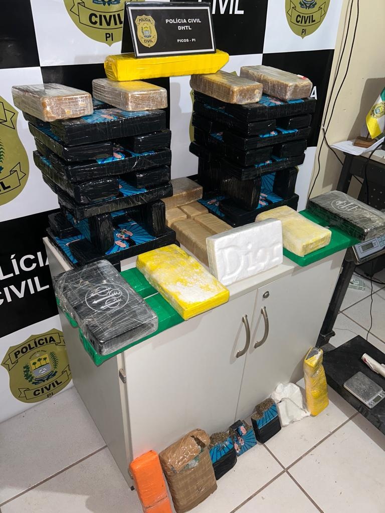 Os itens apreendidos foram avaliados em cerca e meio milhão de reais