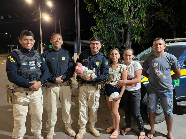 Policiais Rodoviários Federais após apoio a uma mãe